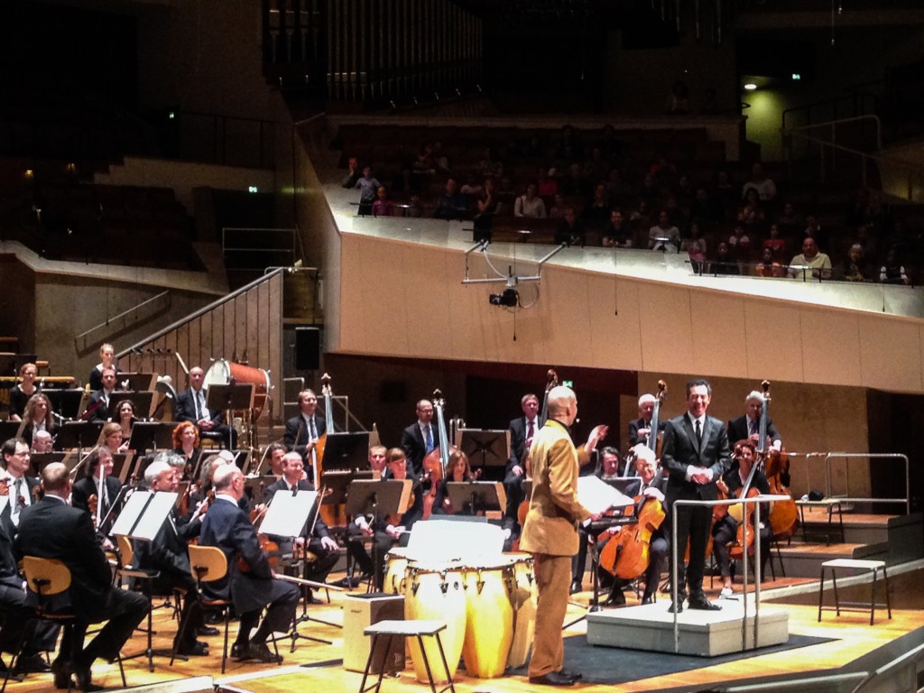 Presentación del Maestro Ricardo Jaramillo González ante el público junto con la Orquesta Sinfónica de Berlin